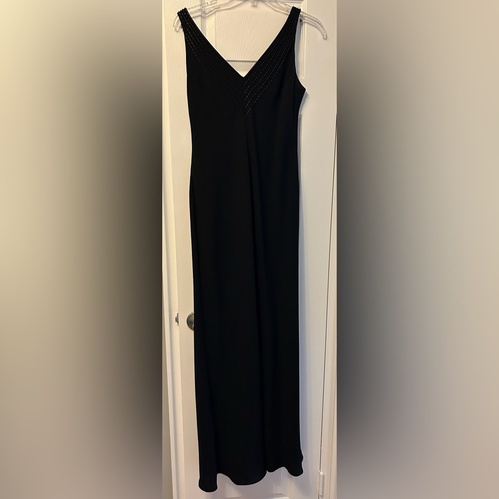Jones New York Evening gown with bugle bead neckline. - Picture 3 of 3